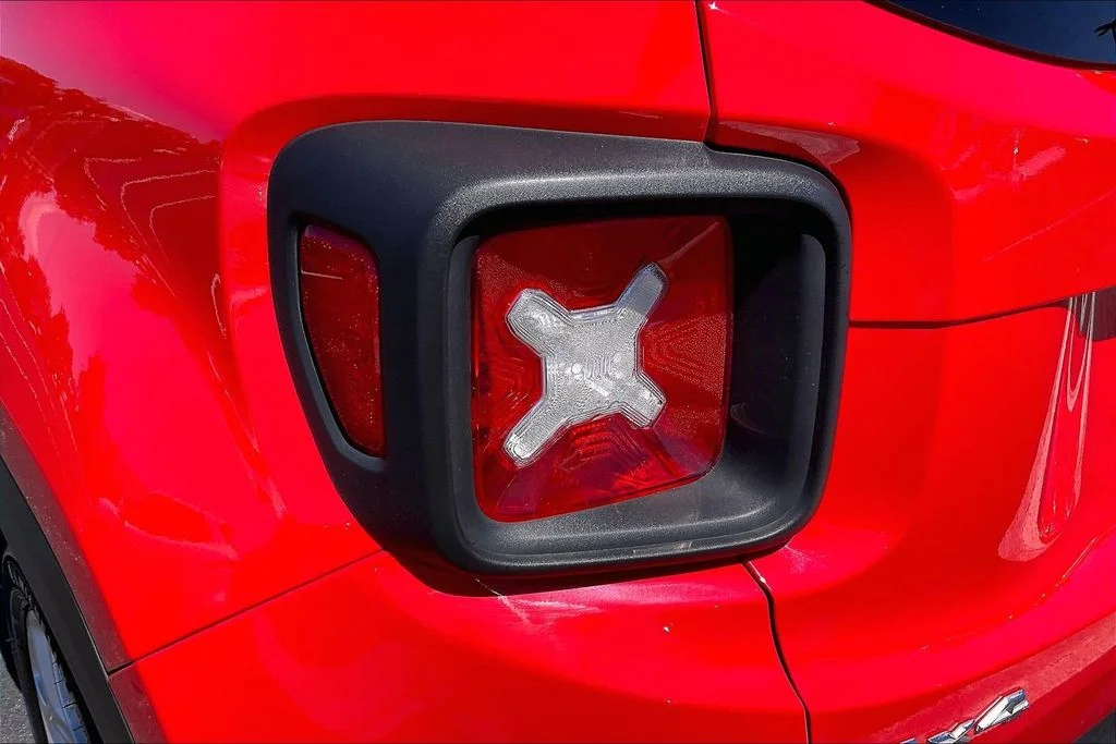 Used 2018 Red Jeep Latitude image 29