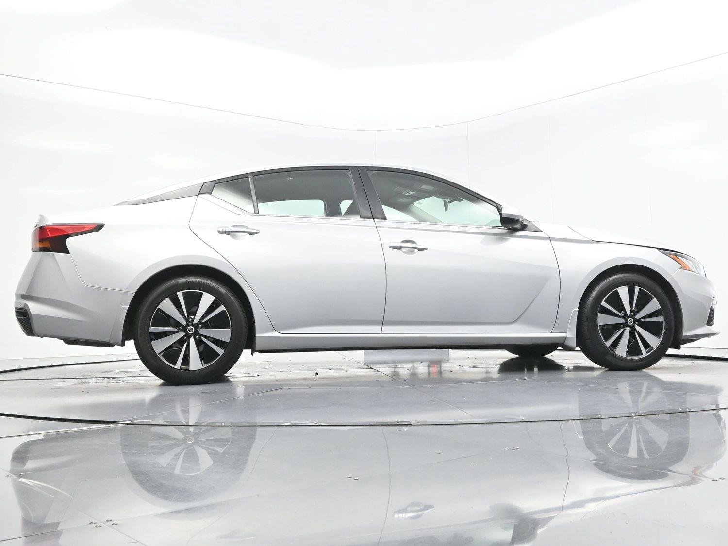 Used 2022 Brilliant Silver Metallic Nissan 2.5 SV image 45