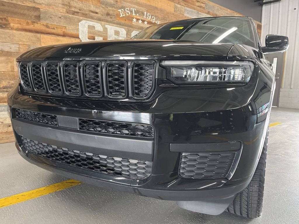 Used 2022 Diamond Black Jeep Altitude image 8