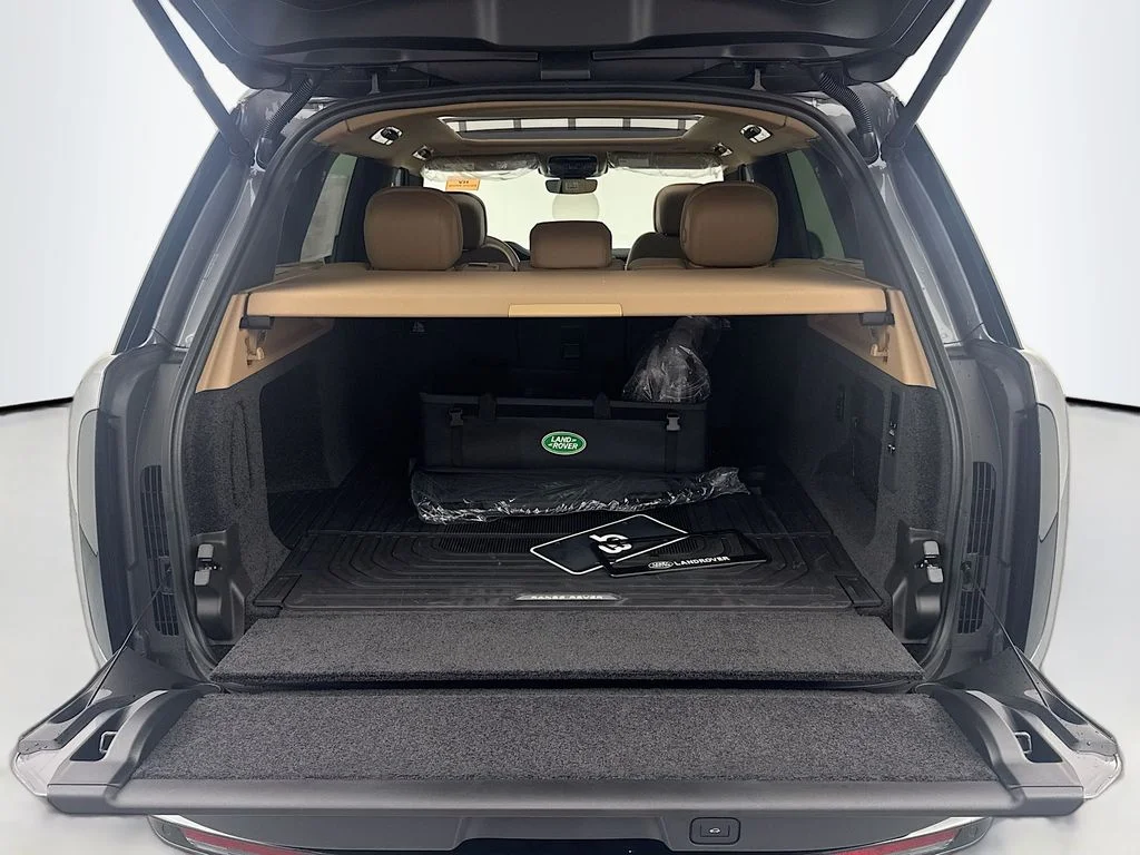 New 2026 Eiger Grey Land Rover SE image 27