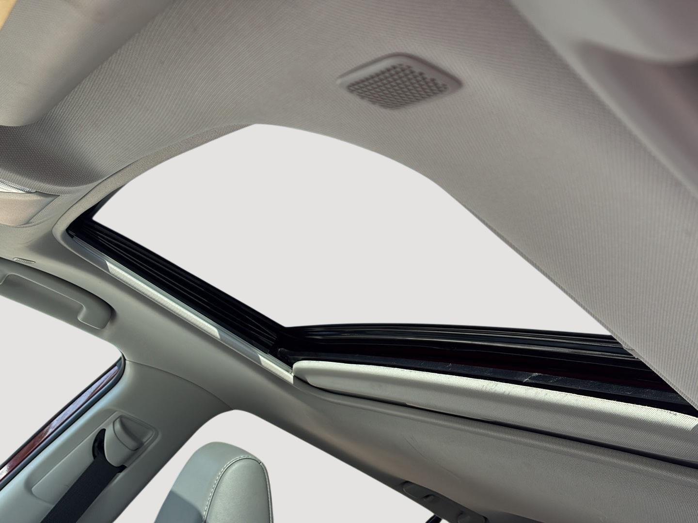 Used 2025 Ruby Flare Pearl Toyota XLE Premium image 4