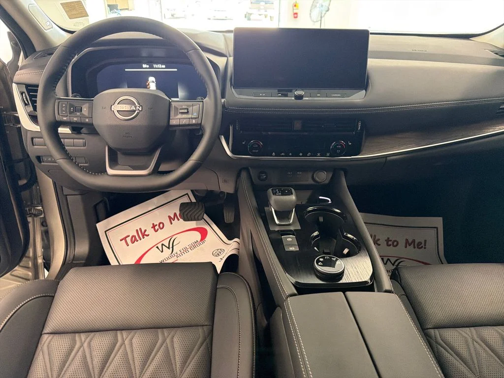 New 2026 Champagne Silver Metallic / Super Black Two-tone Nissan Platinum image 17