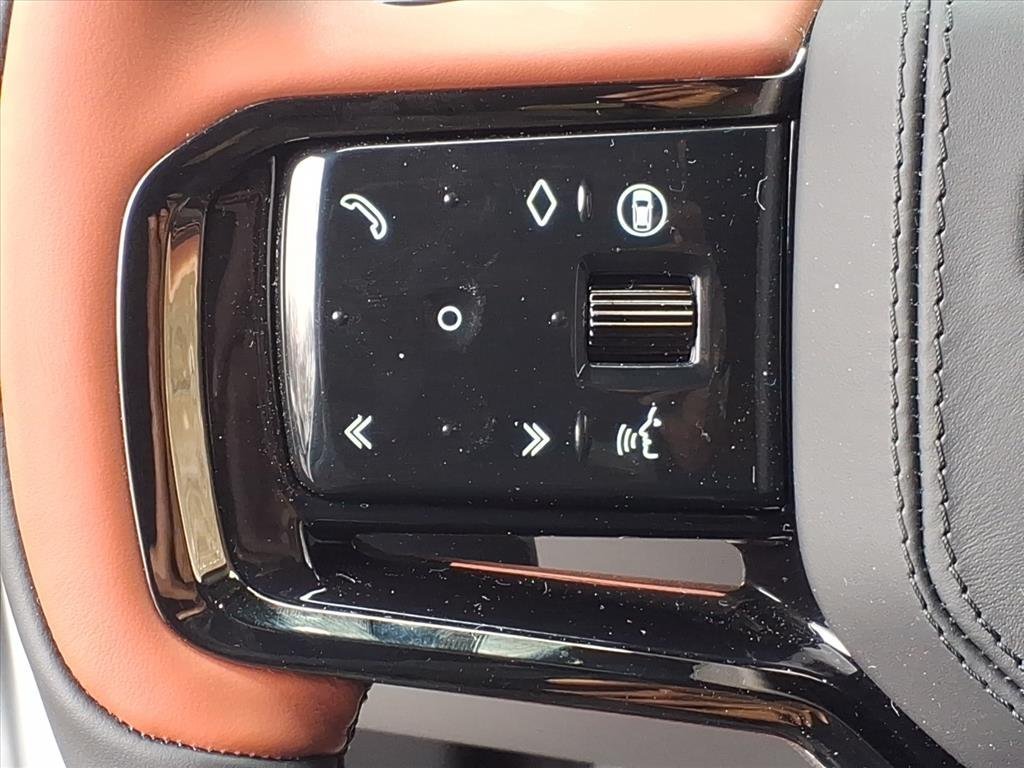 New 2026 Ostuni Pearl White LAND ROVER  image 16