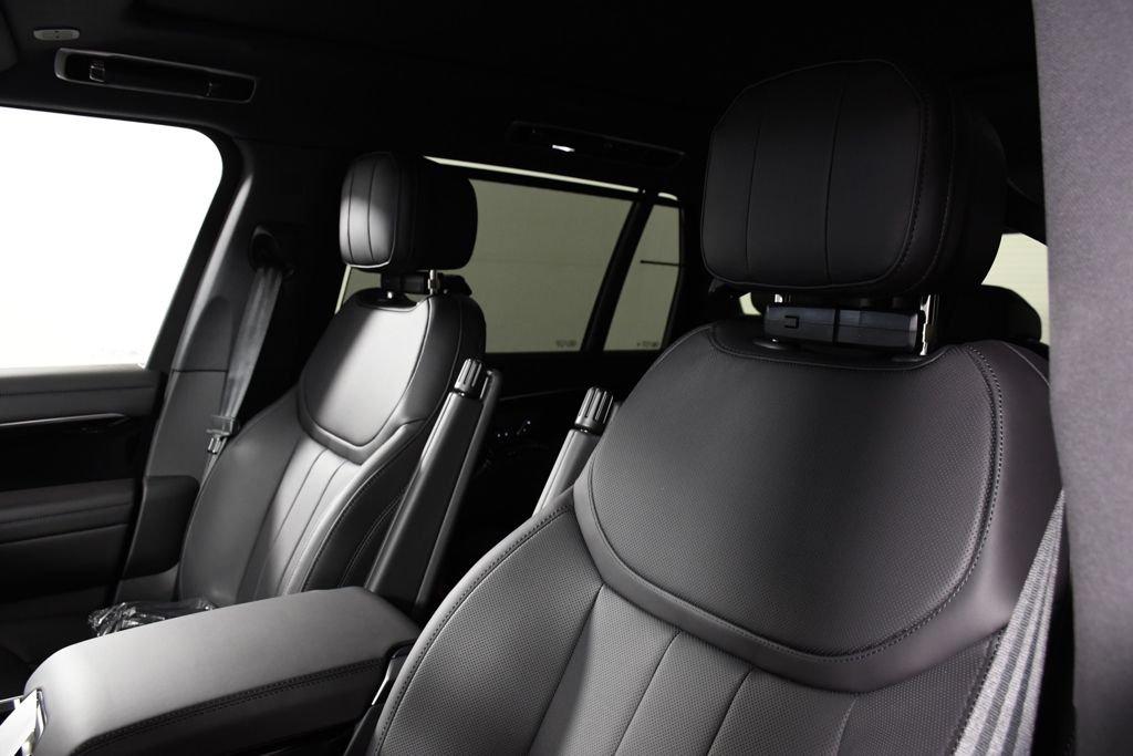 New 2026 Ostuni Perl Wh Land Rover SE image 16