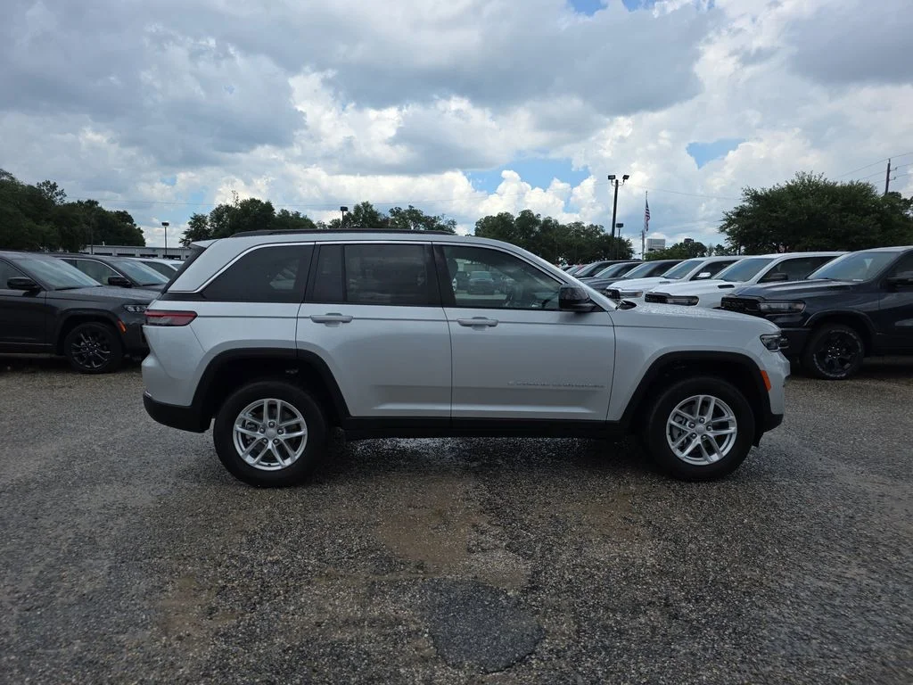 New 2026 Silver Zynith Exterior Paint Jeep Laredo X image 7