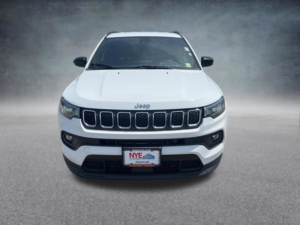 Used 2024 White Jeep Latitude image 9