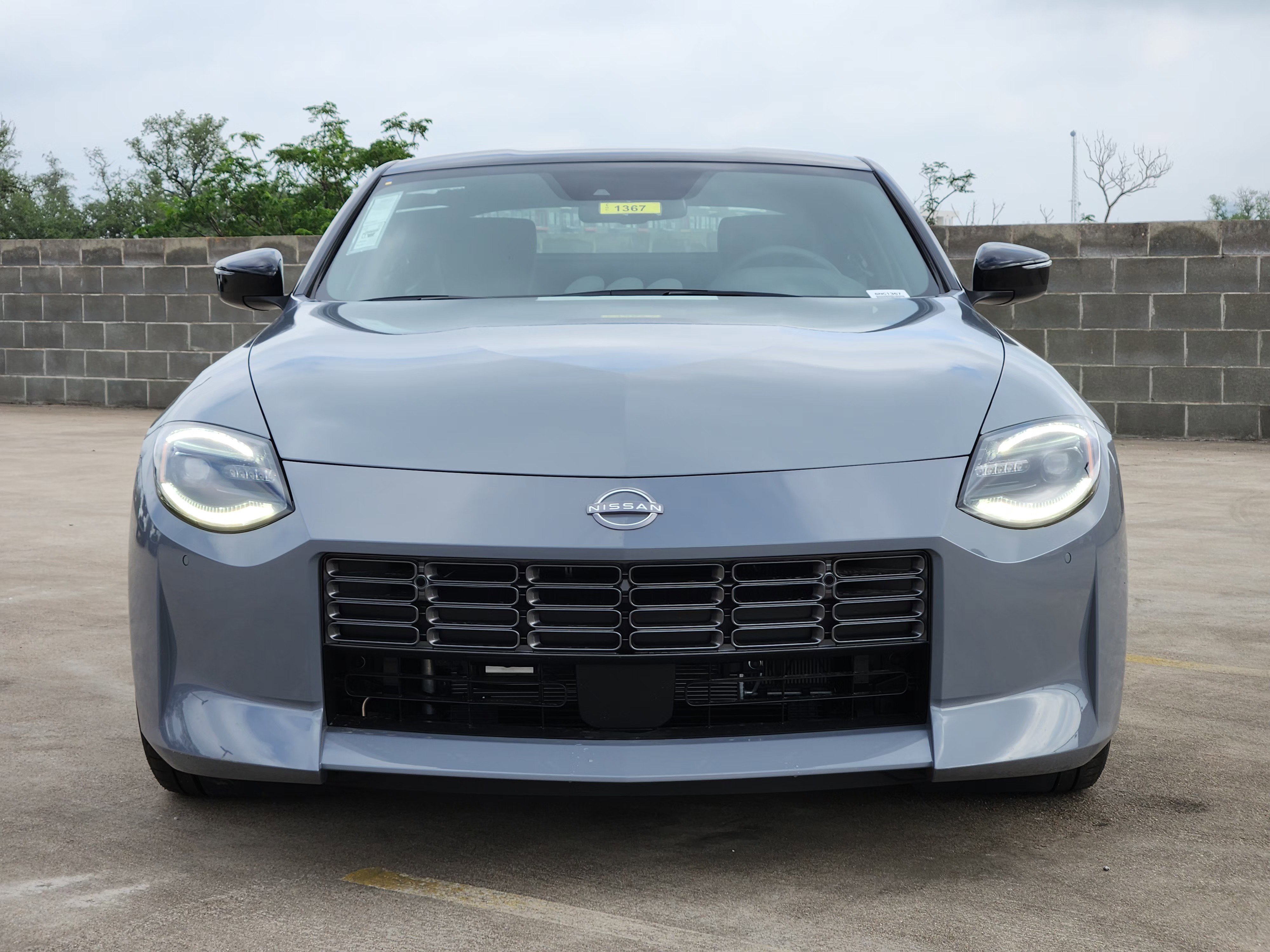 New 2026 Boulder Gray Pearl / Super Black Two-tone Nissan Sport image 2
