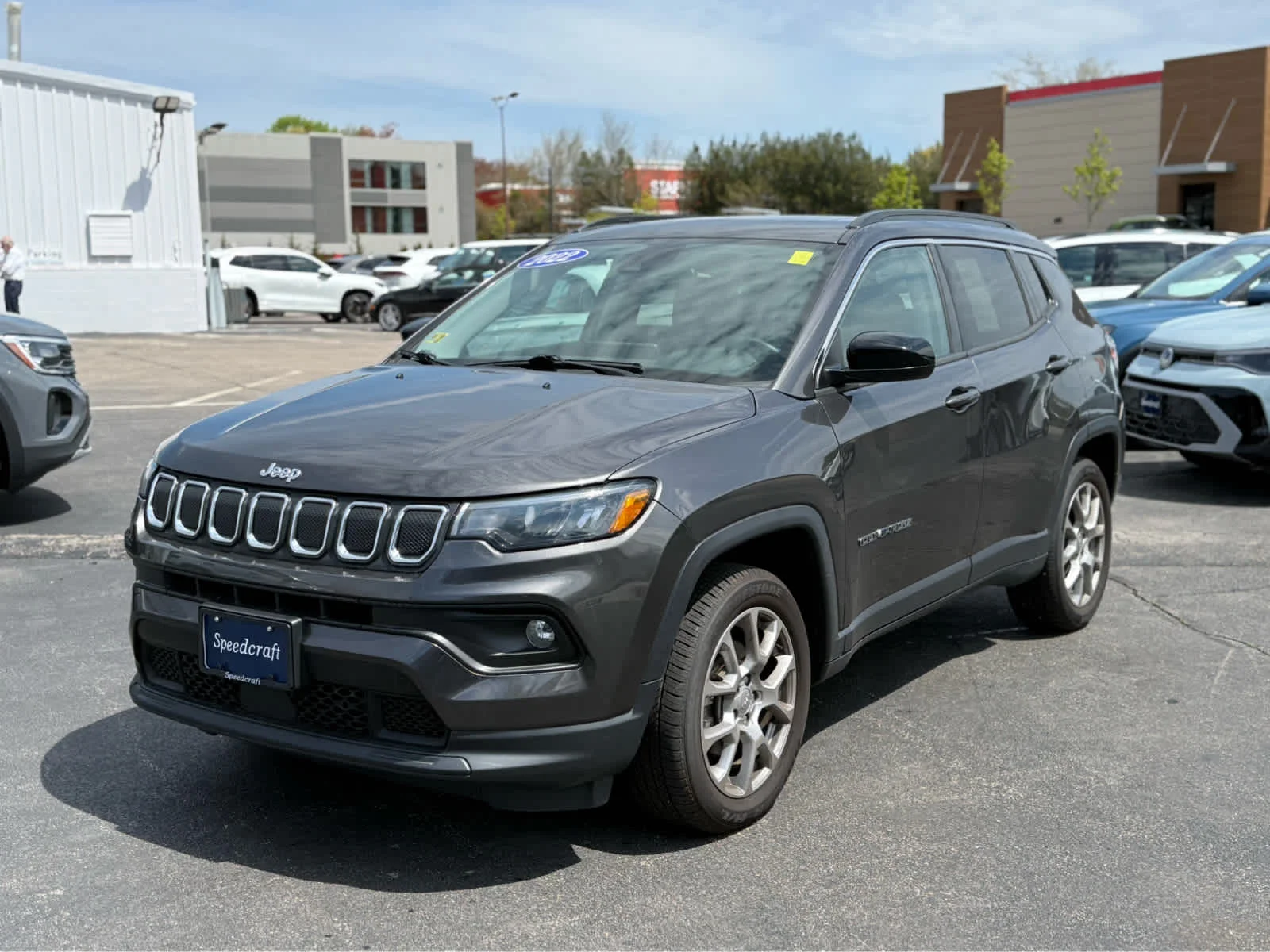 Used 2022 Granite Crystal Metallic Clearcoat Jeep Latitude Lux image 3