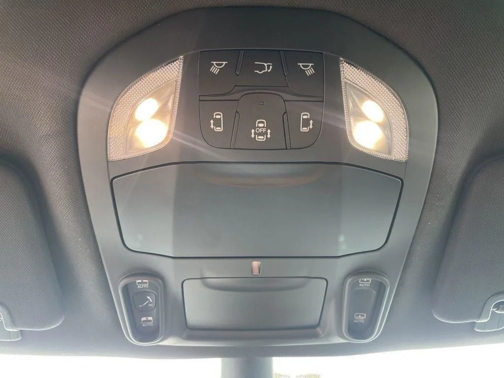 New 2026 Bright White Clear-Coat Exterior Paint Chrysler Limited image 25
