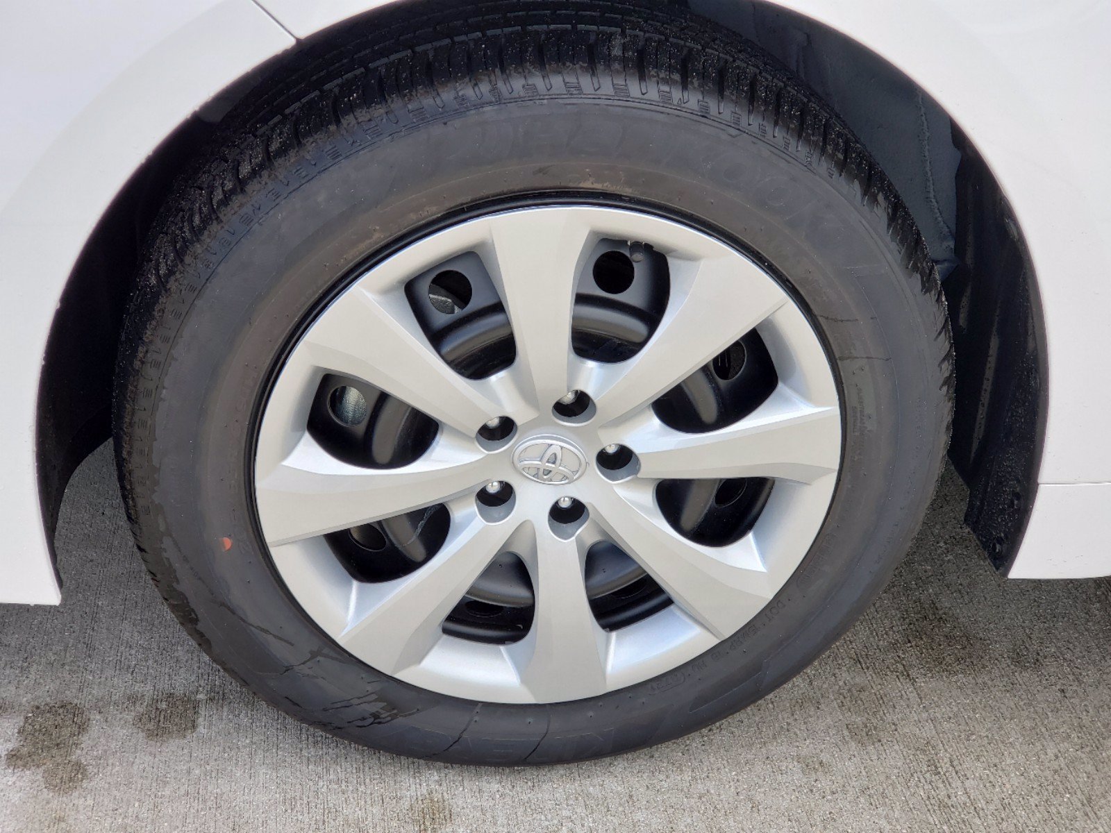 Used 2022 White Toyota LE image 5