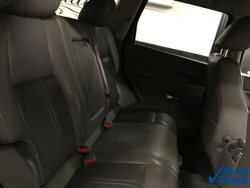 Used 2005 Red Jeep Limited image 33