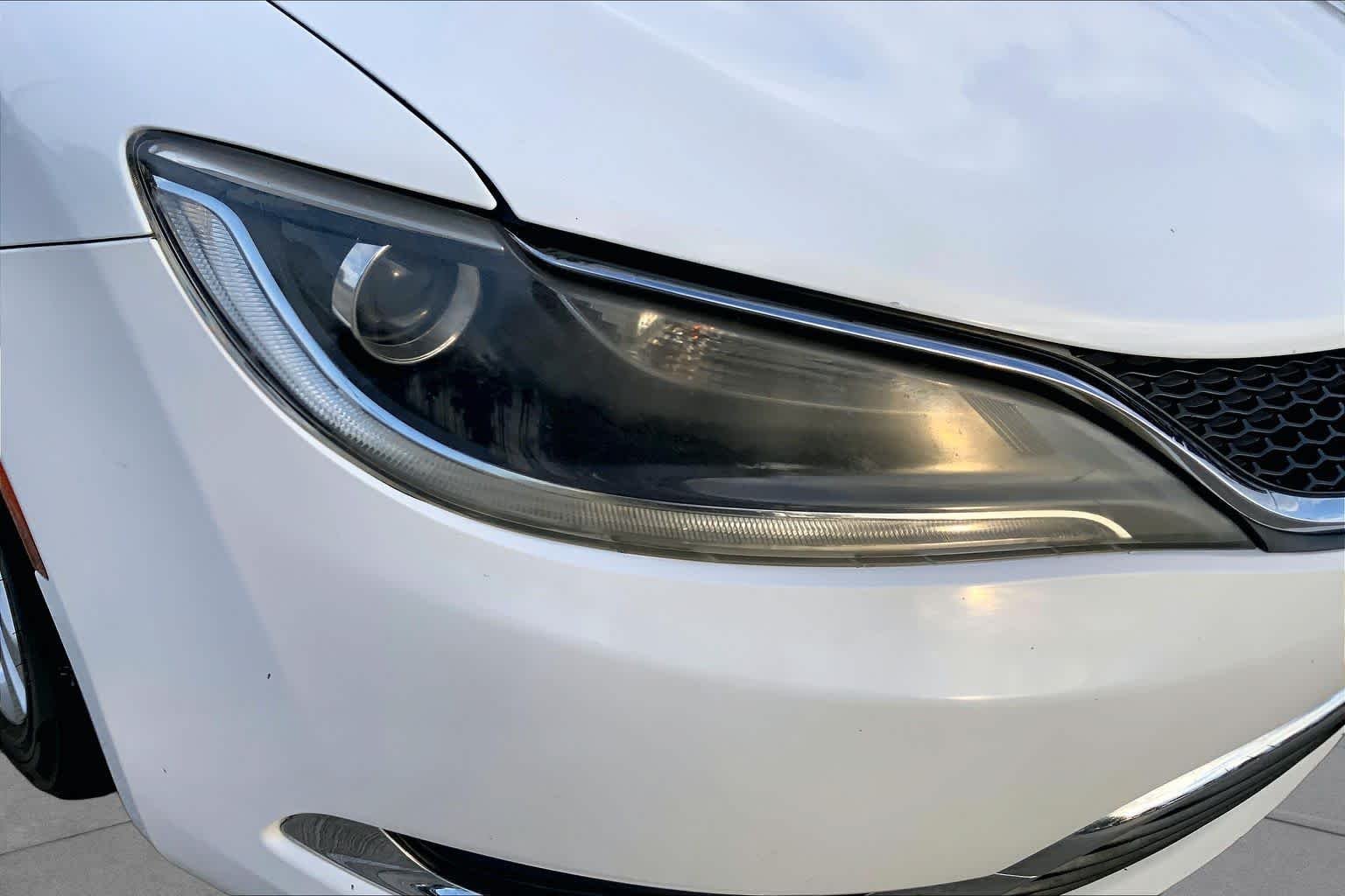 Used 2015 Bright White Clearcoat Chrysler Limited image 24