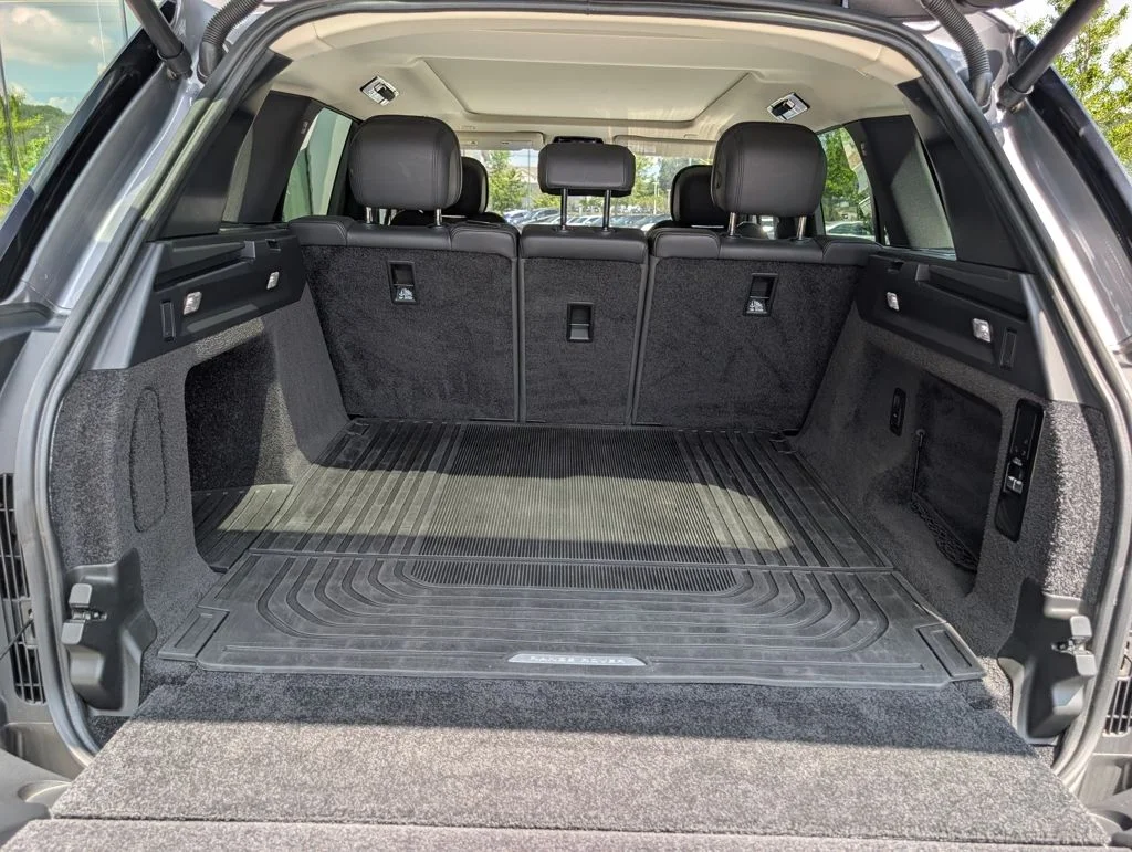 New 2023 Eiger Grey Land Rover SE image 22