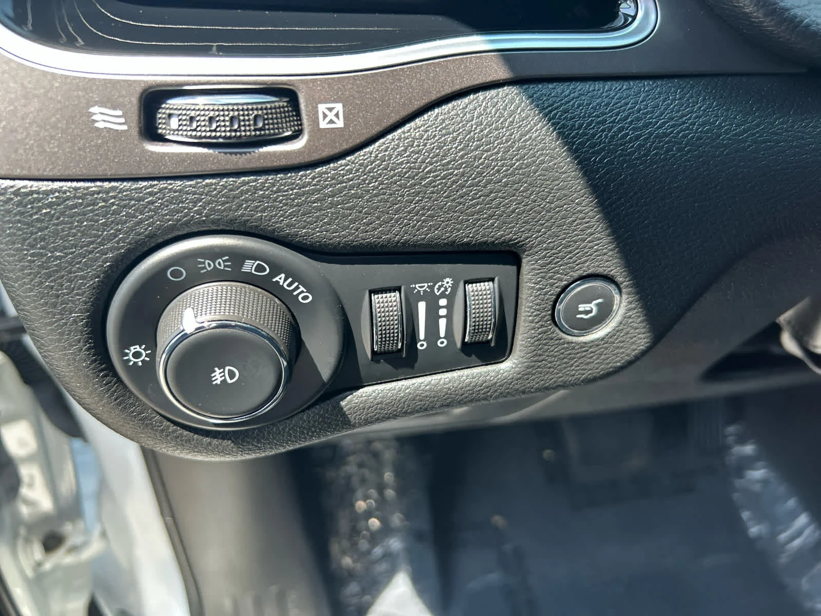 Used 2022 Bright White Clearcoat Jeep Limited image 13