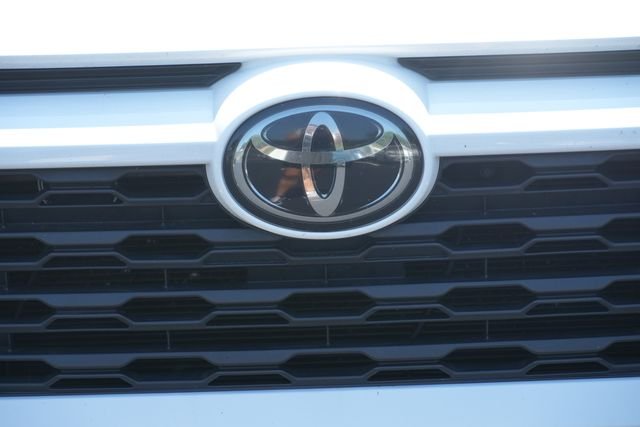 Used 2020 White Toyota XLE Premium image 5