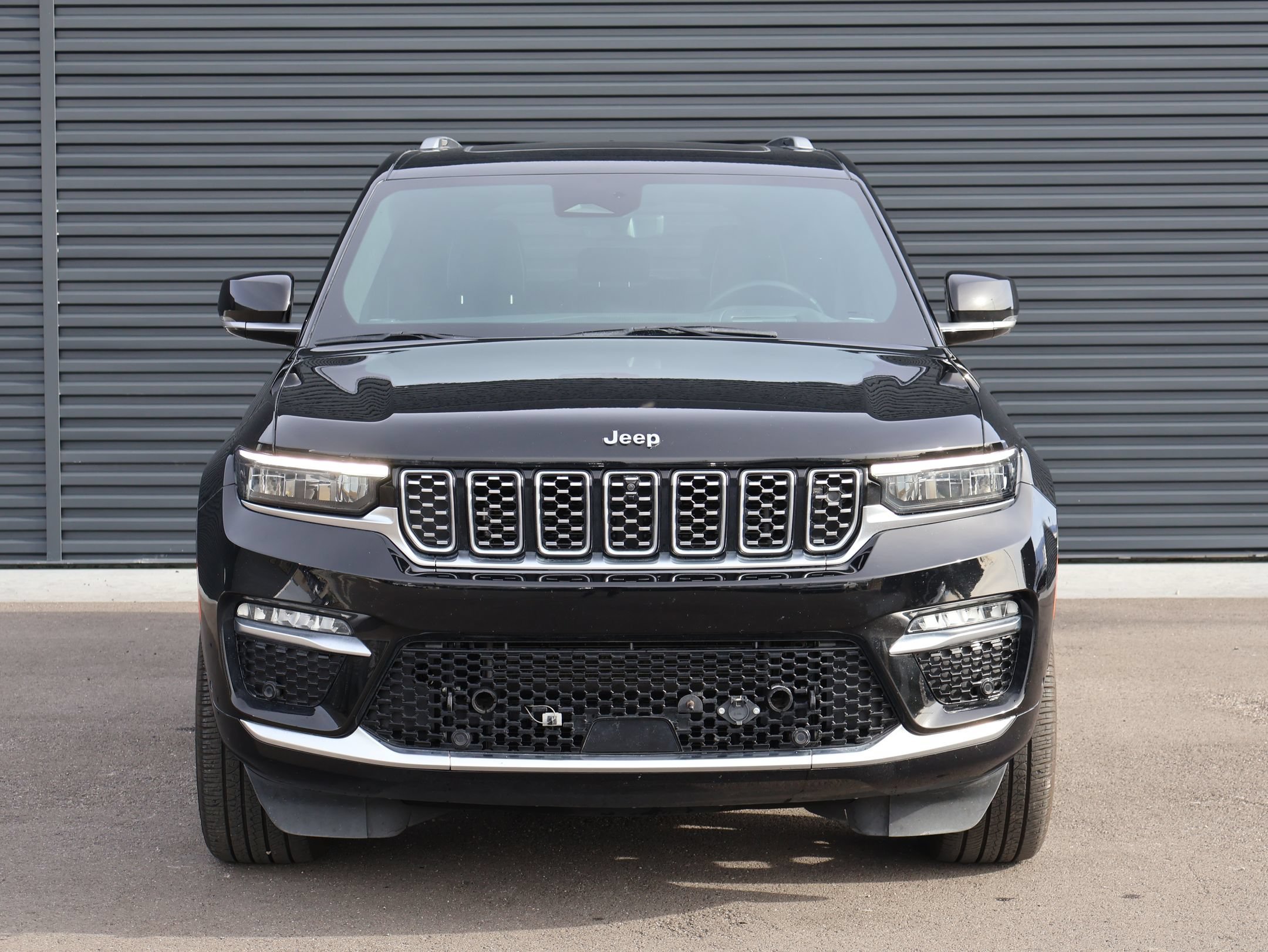 Used 2023 Diamond Black Crystal Pearlcoat Jeep Summit Reserve image 2