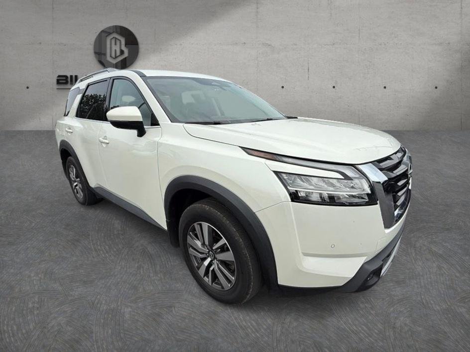 Used 2022 White Nissan SL image 3