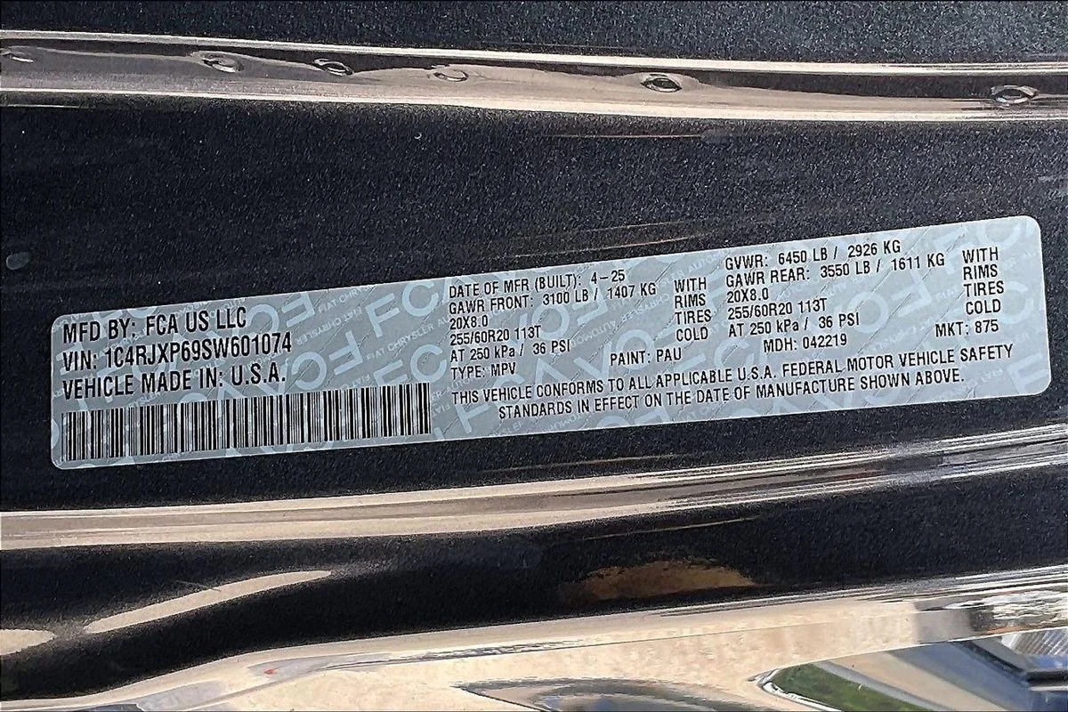 Used 2025  Jeep Sahara 4xe image 18