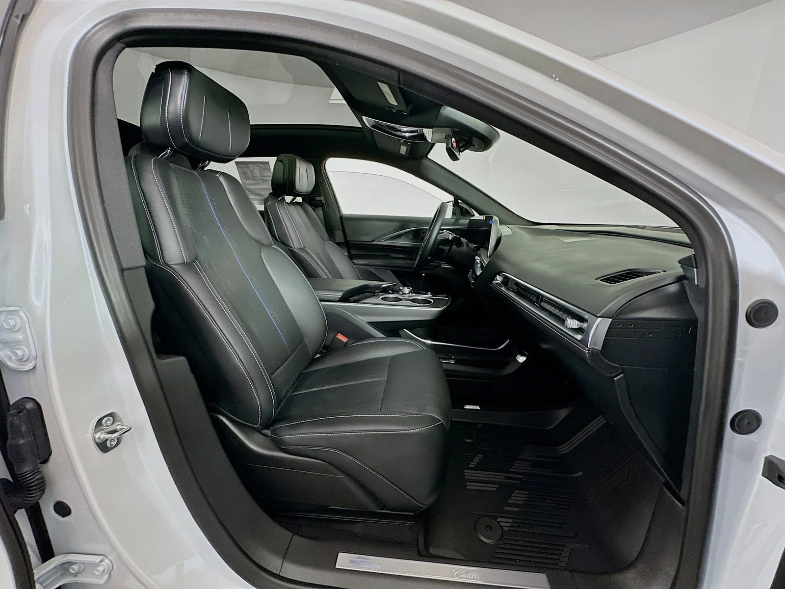 Used 2025 Crystal White Tricoat Cadillac Sport image 29