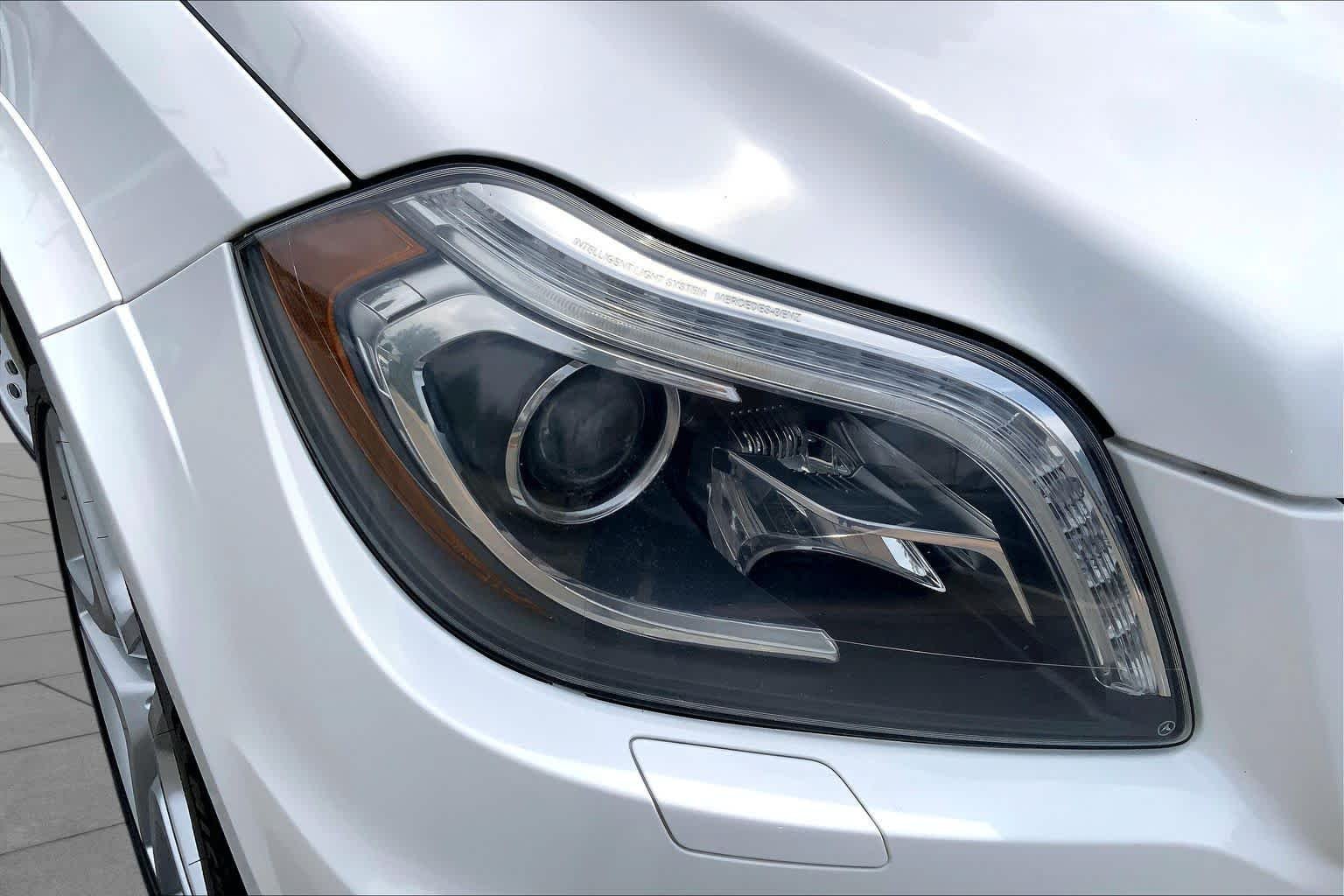 Used 2014 Polar White Mercedes-Benz GL 550 image 28