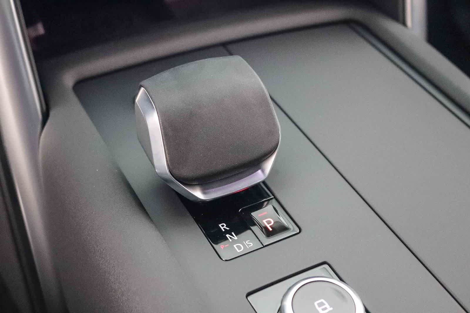 New 2026 Carpathian Grey Land Rover Dynamic SE image 22