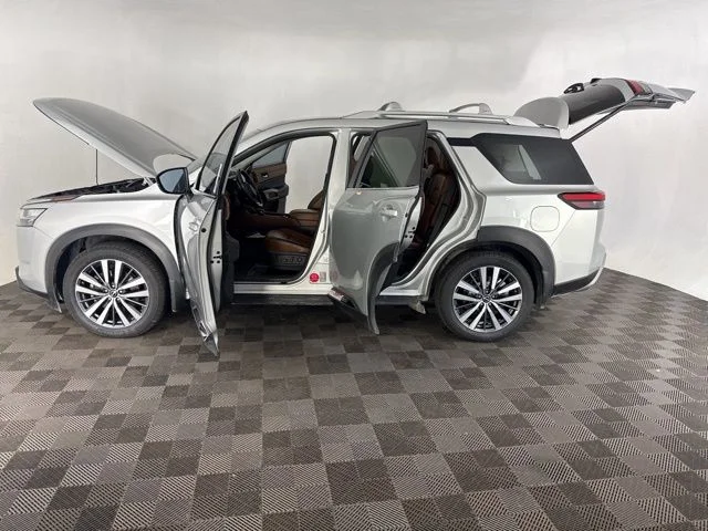 Used 2022 Silver Nissan Platinum image 11