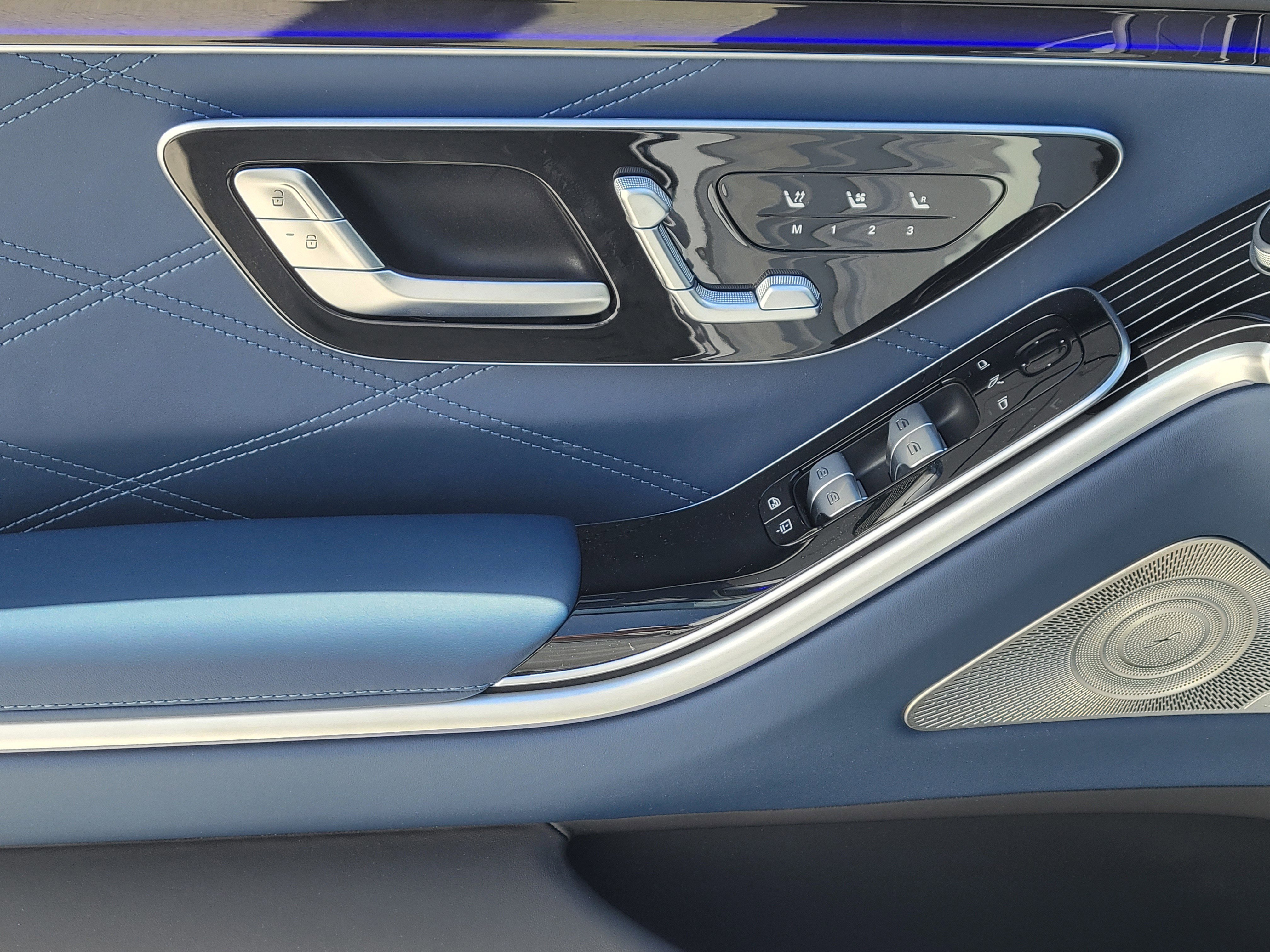 New 2026 MANUFAKTUR Moonlight White Metallic Mercedes-Benz AMG® S 63 E 4MATIC® Sedan image 52