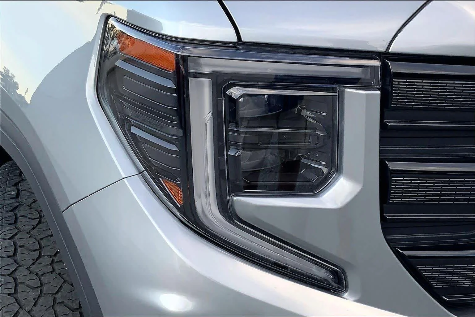 Used 2025 Sterling Metallic GMC Elevation image 24