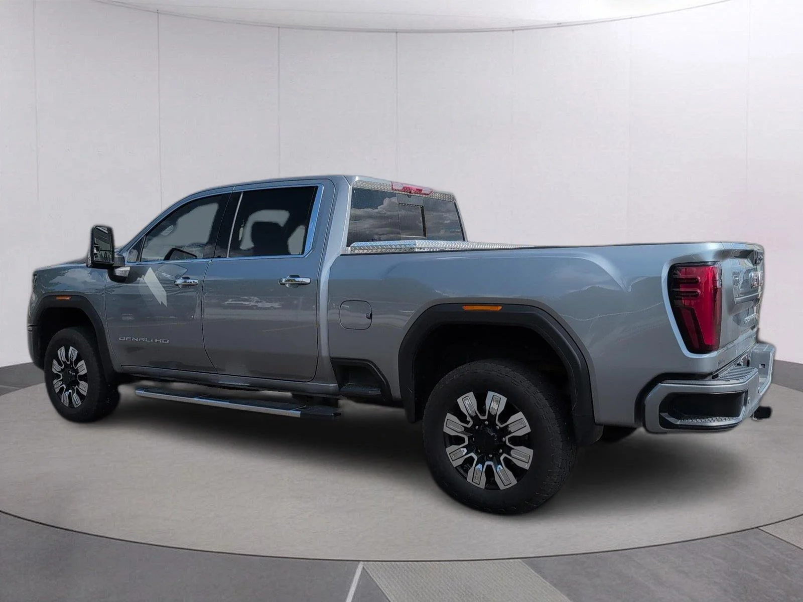 Used 2025 Sterling Metallic GMC Denali image 3