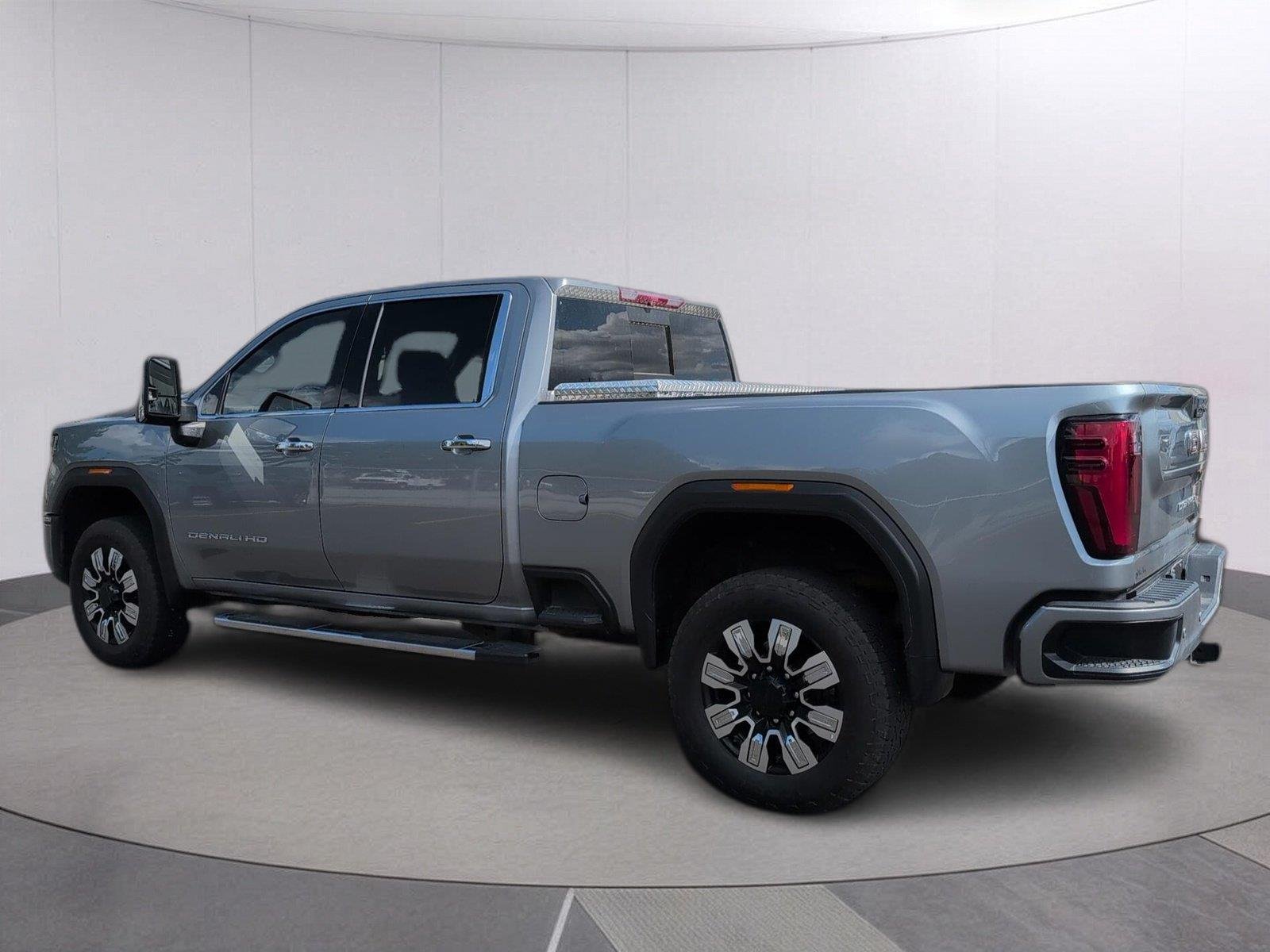 Used 2025 Sterling Metallic GMC Denali image 3