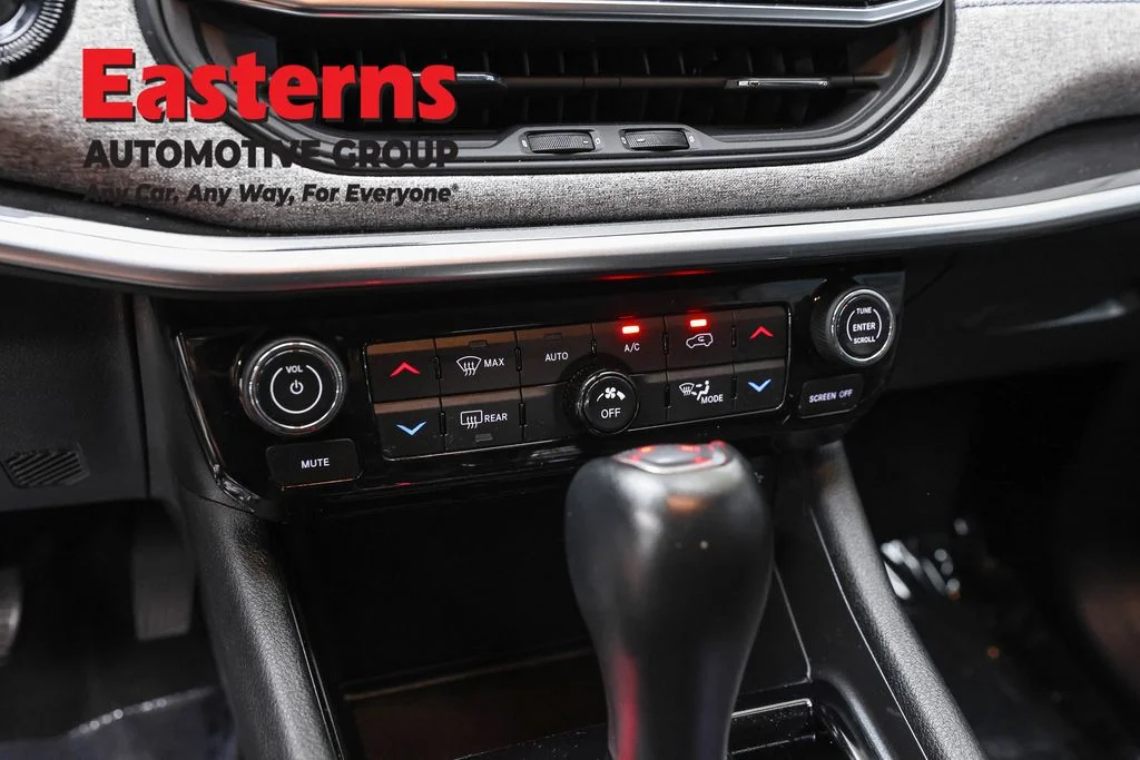 Used 2022 White Jeep Latitude image 20