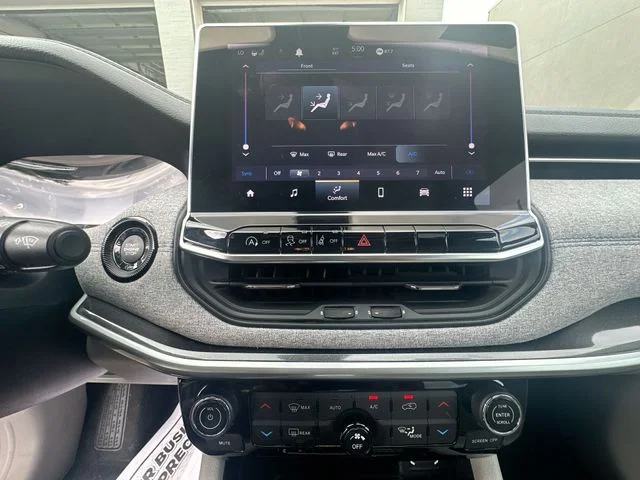 Used 2022 Black Jeep Latitude image 20
