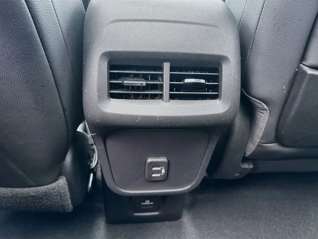 Used 2022 White GMC Denali image 27