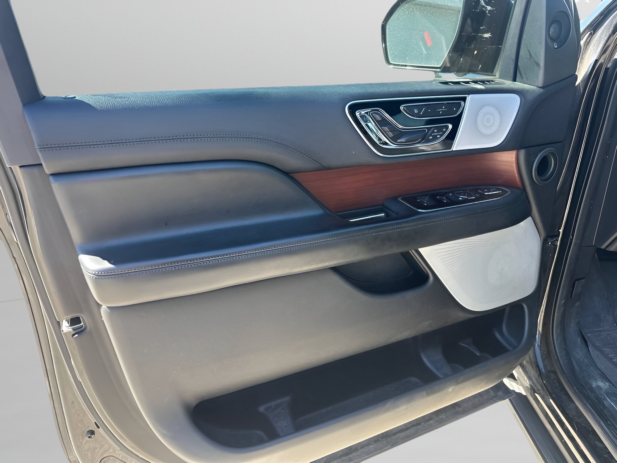 Used 2020 Black Lincoln Reserve image 25