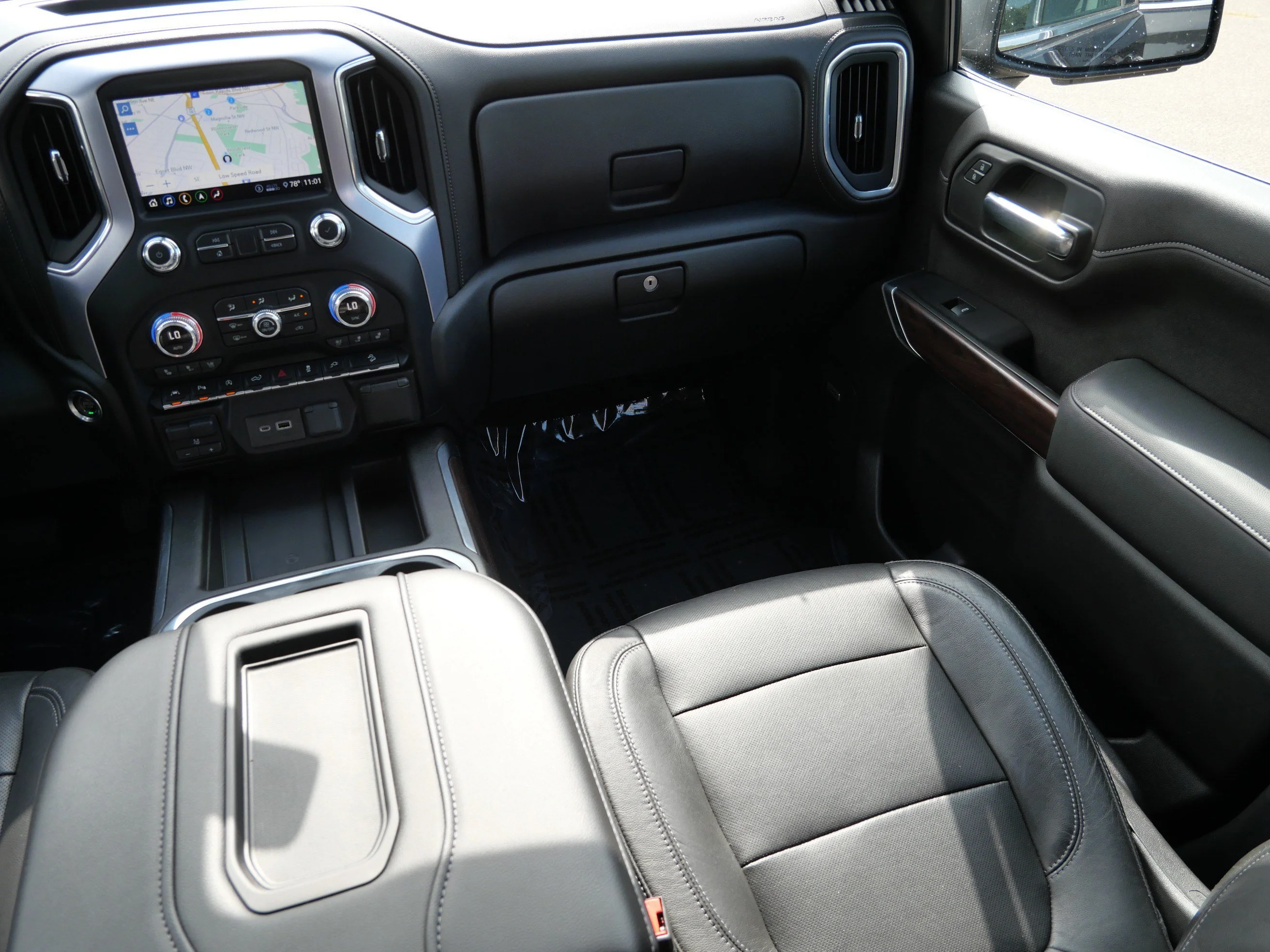 Certified Used 2020 Carbon Black Metallic GMC SLT image 11