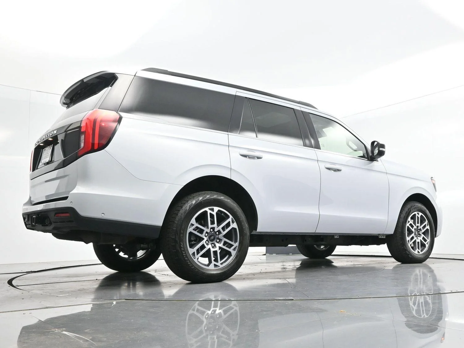 Used 2025 Space Silver Metallic Ford Active image 48