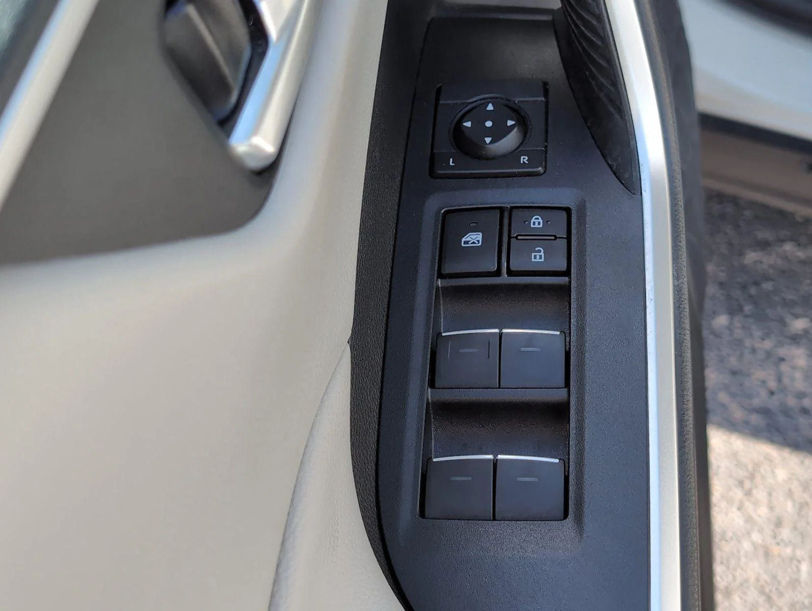 Used 2022 Blizzard Pearl Toyota Hybrid XLE Premium image 20