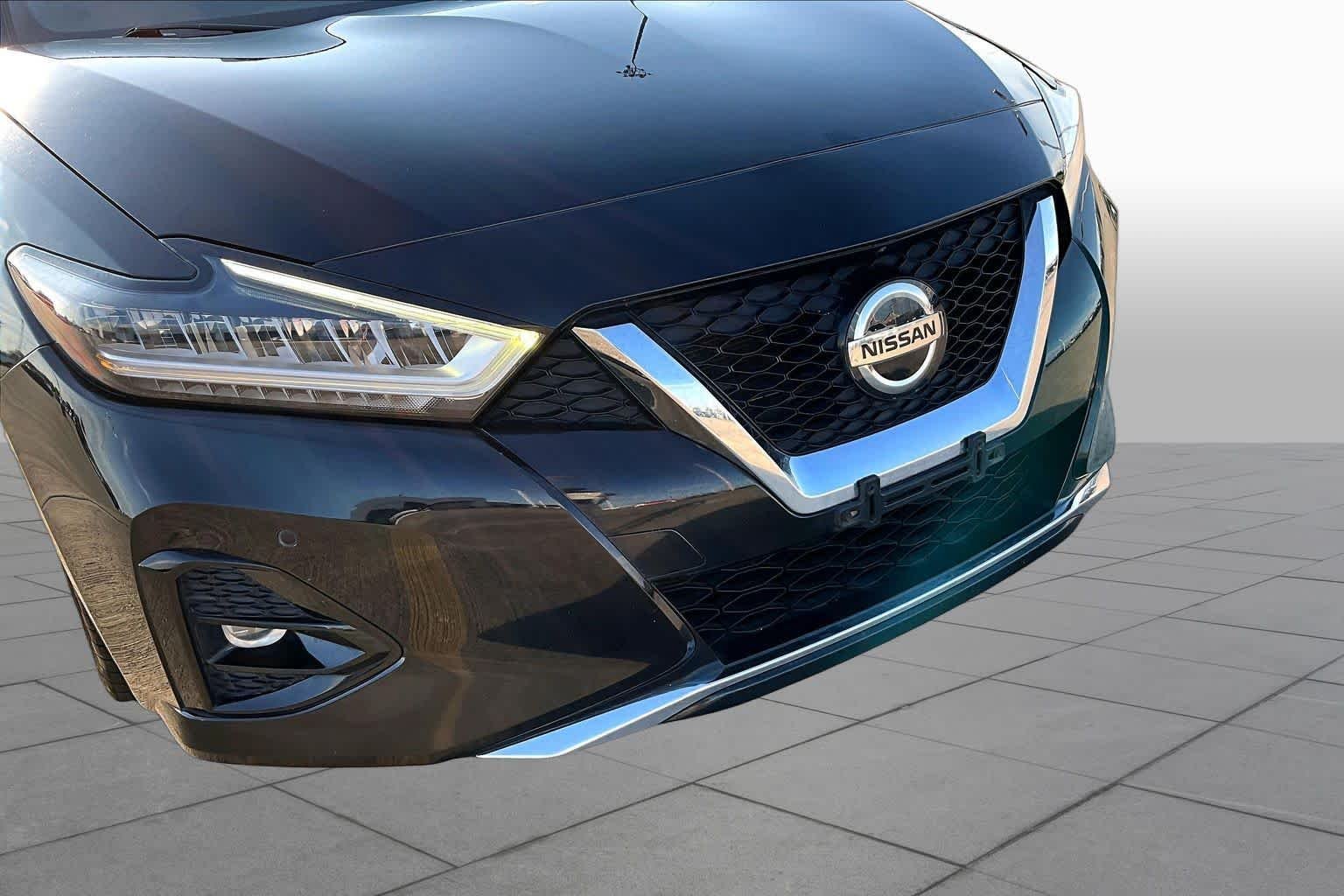 Used 2020 Super Black Nissan Platinum image 26