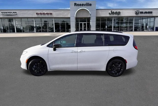 New 2026 Bright White Clear-Coat Exterior Paint Chrysler Limited image 6