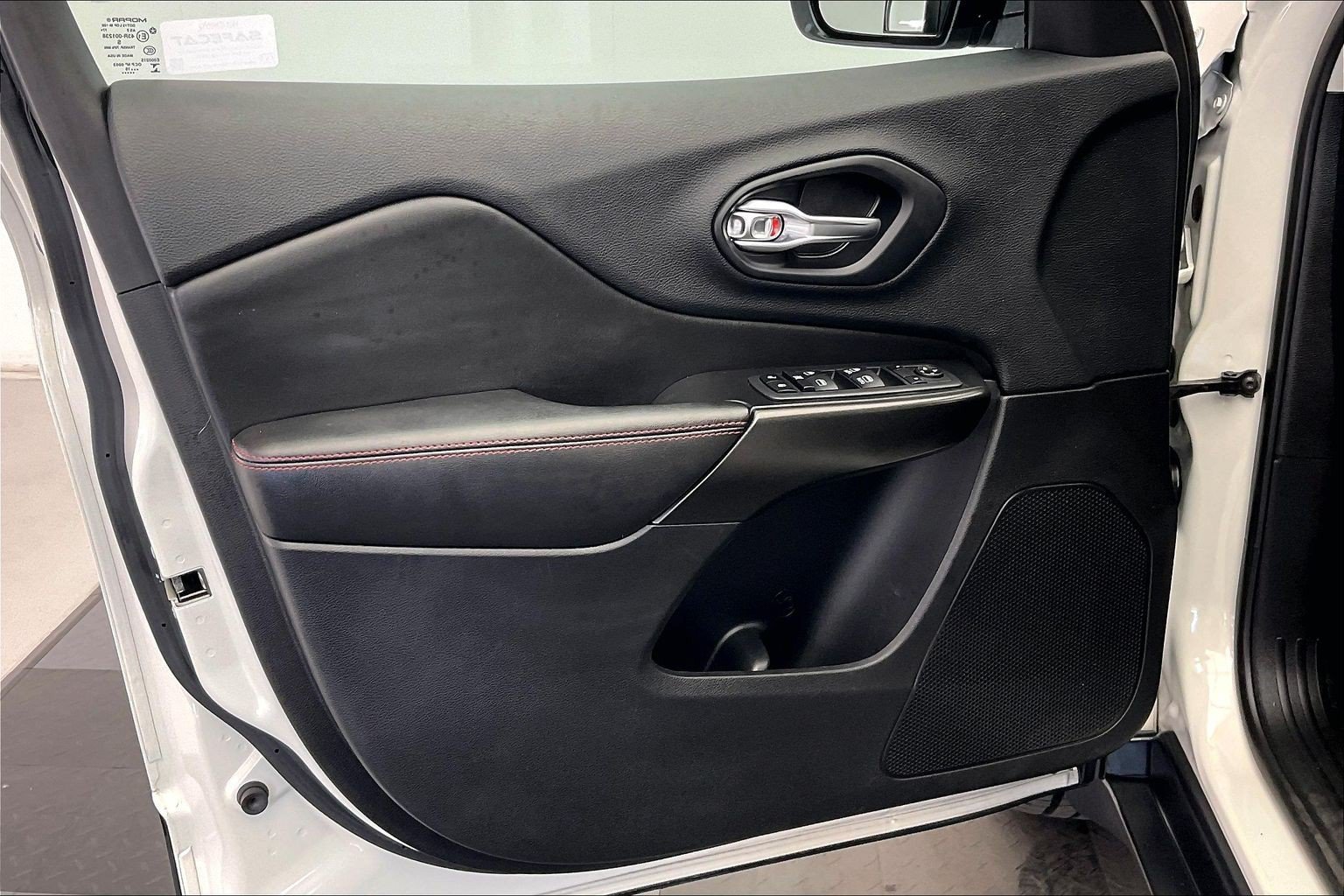 Used 2019 Pearl White Pearlcoat Jeep Trailhawk image 25