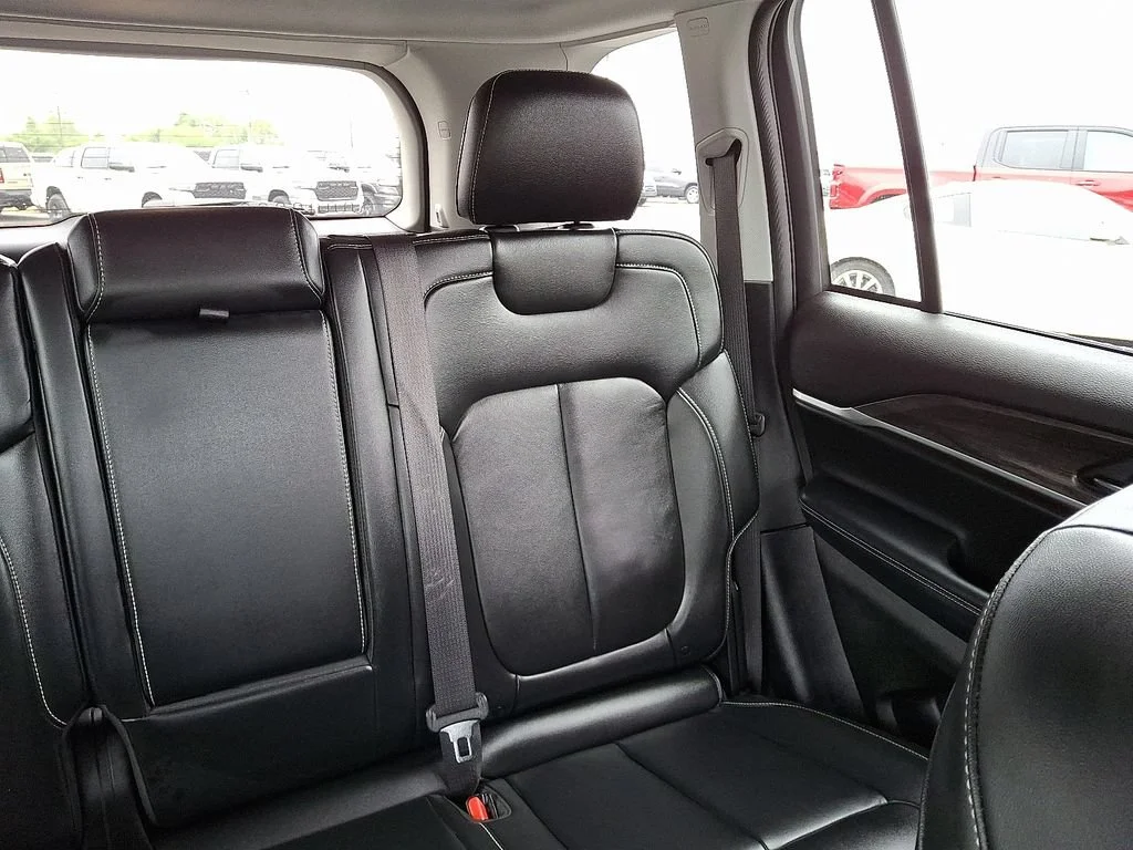 Used 2022 Silver Jeep Limited 4x4 image 21