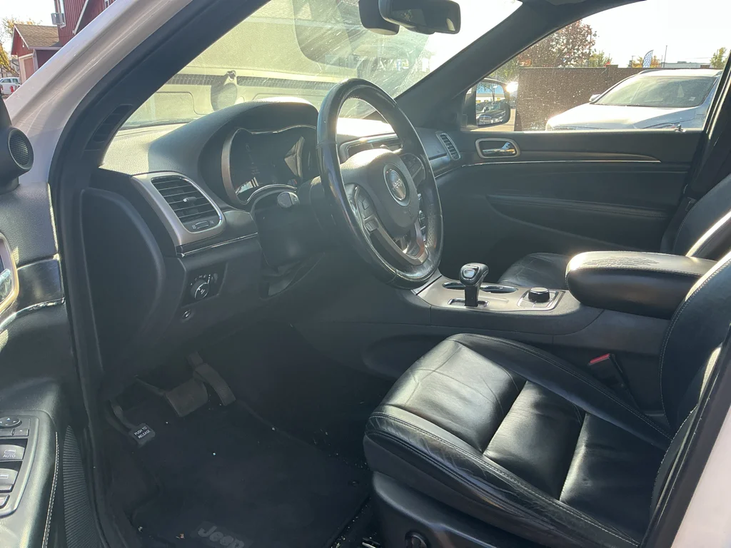 Used 2014 Bright White Clearcoat Jeep Limited image 4