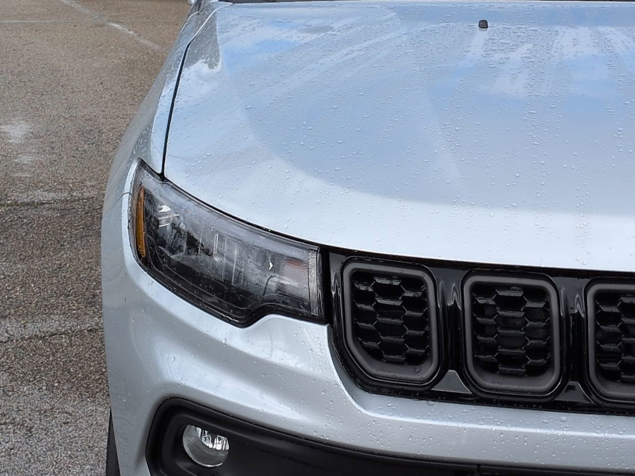 New 2026 Silver Zynith Metallic Clearcoat Jeep Latitude image 9