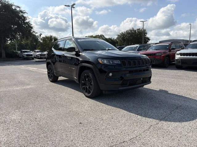 New 2026 Diamond Black Crystal Pearl-Coat Exterior Paint Jeep Latitude image 2