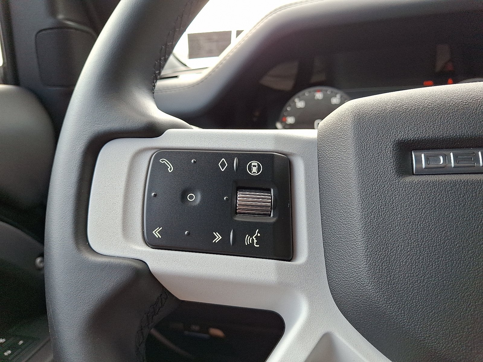 2025 Land Rover Defender X-Dynamic SE - Photo 21