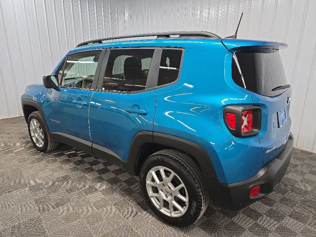 Used 2022 Teal Jeep Latitude image 9