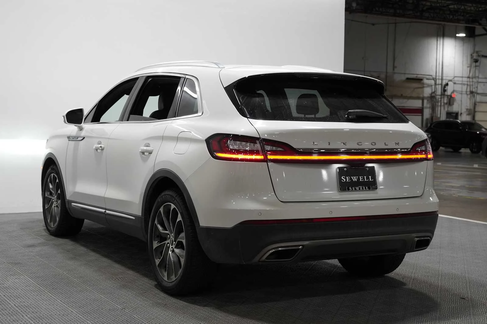 Used 2023 Pristine White Metallic Tri-Coat Lincoln Reserve image 6