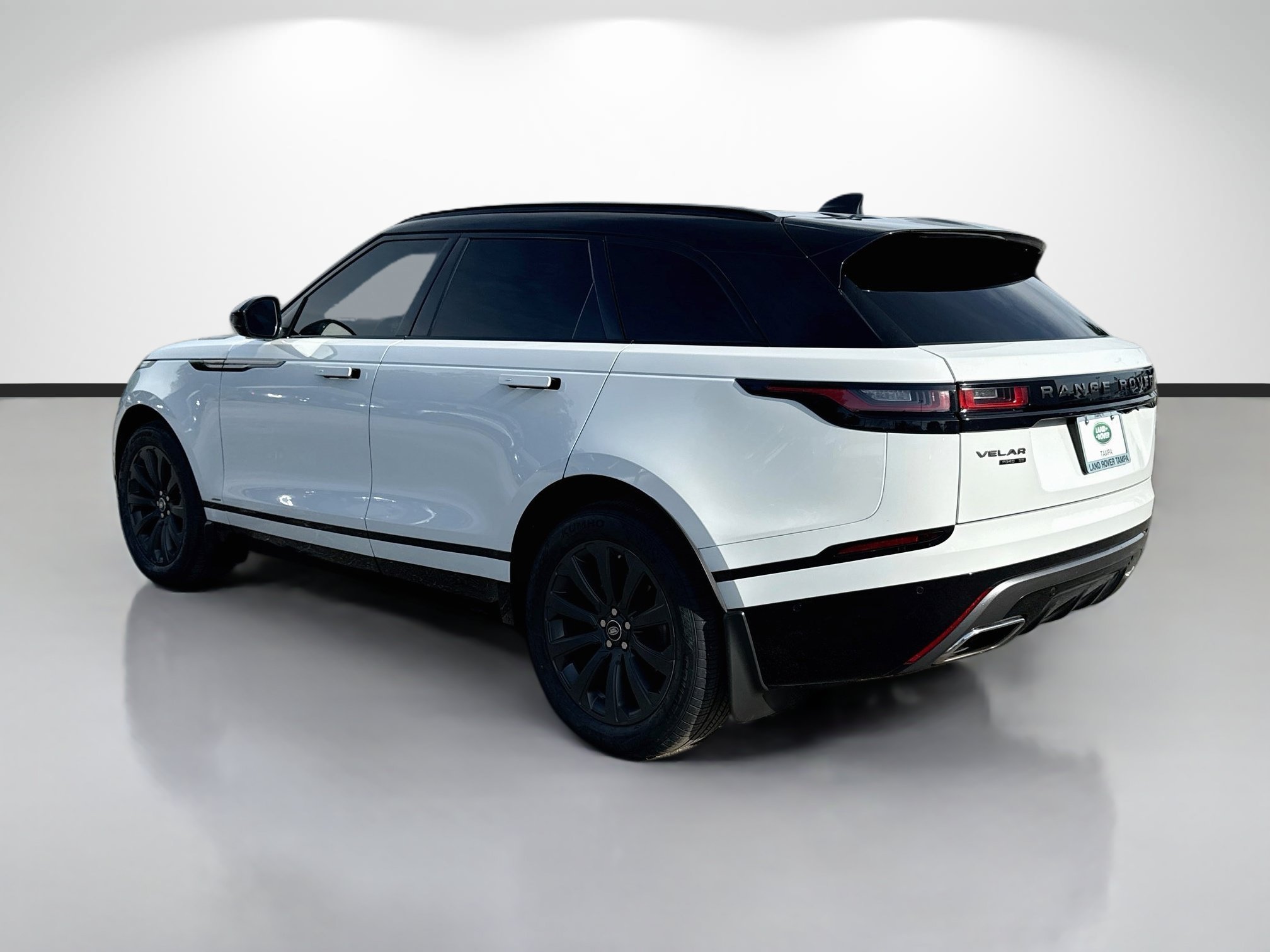 Used 2019 White Land Rover R-Dynamic SE image 3