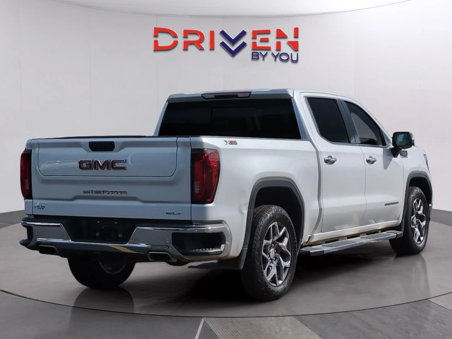 Used 2022 White Frost Tricoat GMC SLT image 5