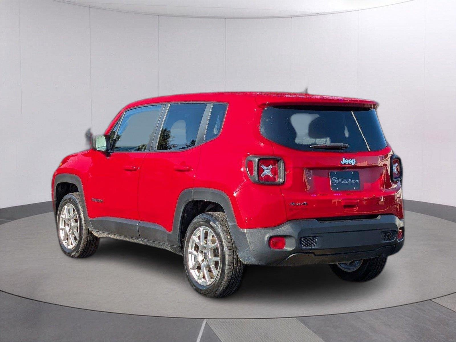 Used 2023 Colorado Red Clearcoat Jeep Latitude image 3